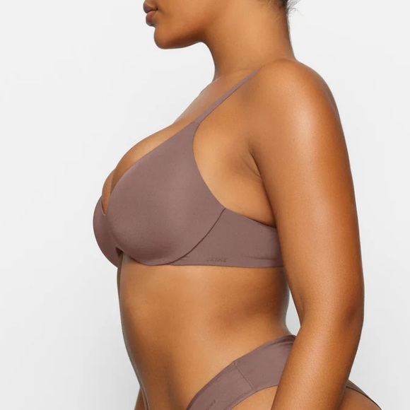 SKIMS Wireless Form Push-Up Plunge Bra - Picture 3 of 14